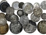 De l'argent et des pièces d'argent sont disposés sur une surface blanche