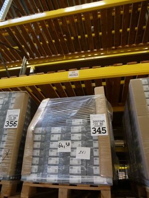 de nombreuses caisses sur les palettes dans l'entrepôt