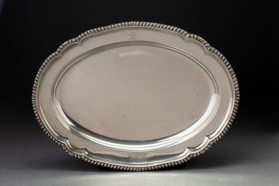 assiette en argent plaqué avec bord perlé sur fond noir