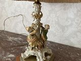 une lampe posée sur une table et munie d'un abat-jour