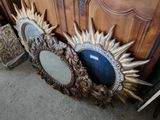 deux miroirs posés l'un à côté de l'autre sur le sol