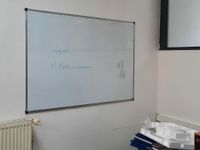2 tabourets mobiles, table (60 x 120 cm), table trapézoïdale… (photo 4)