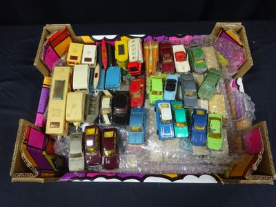 un tas de petites voitures dans une boîte sur une table