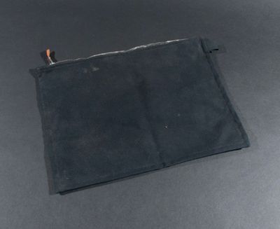 HERMES. Pochette de service en coton noir, fermeture lien de…