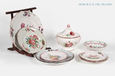 une photo d'un service de vaisselle en porcelaine composé d'assiettes et de bols