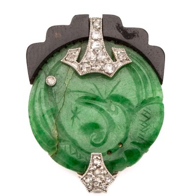 une broche ancienne en jade et diamants, ornée d'une croix