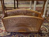 un porte-revues en bois surmonté d'un ventilateur