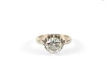 gros plan d'une bague en diamant sur fond blanc