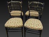 quatre chaises noires dont les assises sont recouvertes d'un tissu à motifs floraux sur fond noir