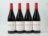 trois bouteilles de vin rouge posées sur une table blanche