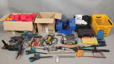 un grand nombre d'outils posés sur une table