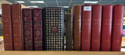 de nombreux livres qui se trouvent sur une étagère de la bibliothèque