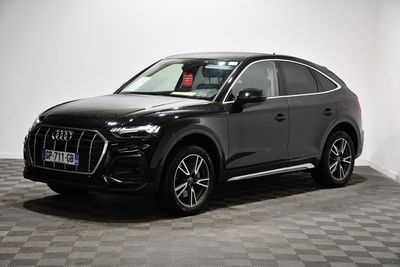 L'Audi Q4 est garée dans un showroom dont le sol est recouvert d'un motif à damier.