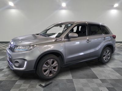 une photo d'un SUV argenté garé dans un garage