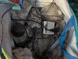 un sac rempli d'objets posés sur le sol