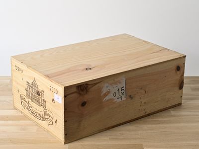 une boîte en bois posée sur un plancher en bois