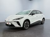 Une Toyota C-HR blanche est garée dans une pièce blanche