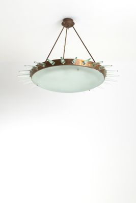 le luminaire est suspendu au plafond de la pièce