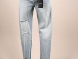 un mannequin vêtu d'un jean et d'un haut noir