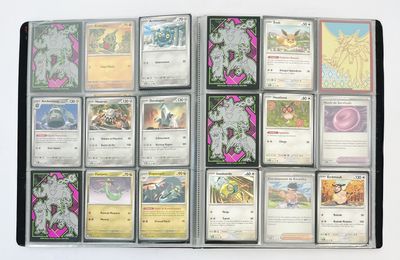 une photo d'une collection de cartes Pokémon rangées dans un classeur