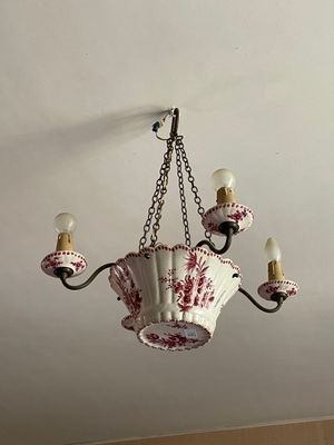 un lustre suspendu au plafond d'une pièce
