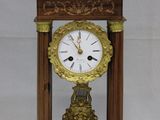 une petite horloge posée sur une table