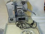 un vieux projecteur de cinéma posé sur une table