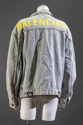 BALENCIAGA Blouson en denim délavé portant le nom en lettres… - Photo 1