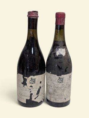 deux bouteilles de vin posées l'une à côté de l'autre sur une table