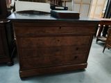 une commode surmontée d'un miroir dans une pièce