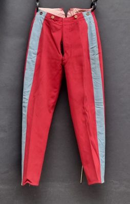 un pantalon rouge et un bleu suspendus à une corde à linge