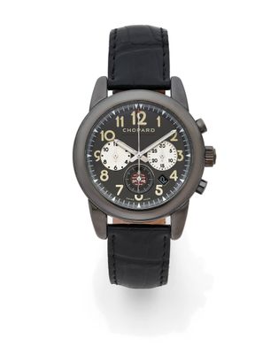 un gros plan d'une montre noire sur fond blanc