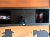 une image représentant un cow-boy peint sur le mur d'un restaurant