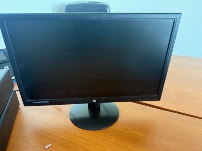 l'écran est posé sur le bureau, à côté de l'imprimante