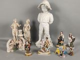 de nombreuses figurines posées sur une table