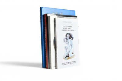 trois livres sont empilés les uns sur les autres devant un fond blanc