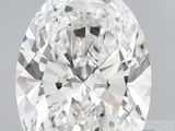 gros plan d'un diamant sur une surface blanche