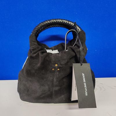 un gros plan sur un sac à main noir muni d'une étiquette