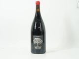 une bouteille de vin posée sur une table