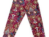 un gros plan d'un pantalon sur fond blanc