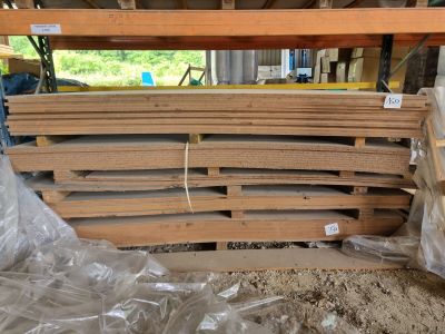de nombreuses pièces de bois empilées les unes sur les autres