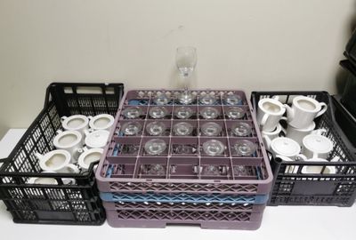 une table sur laquelle sont posés tout un tas d'assiettes et de tasses