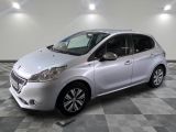 une photo d'une voiture argentée garée dans un garage