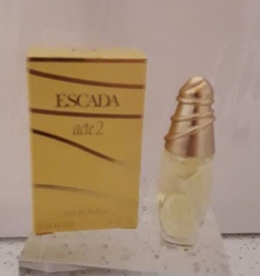 un flacon de parfum posé à côté d'une boîte sur un comptoir