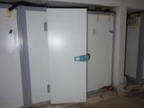 trois cabines dans une pièce sans porte