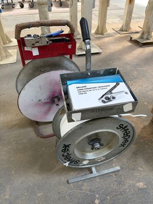 une machine posée au sol à côté d'une borne d'incendie