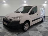 la camionnette blanche est garée sur le sol en damier d'une pièce