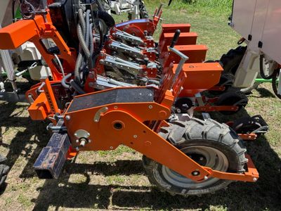 un tracteur garé à côté d'une remorque