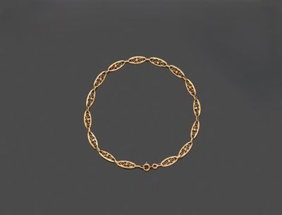 une image représentant un bracelet en or entouré d'une chaîne