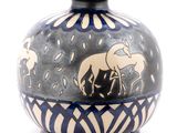 un vase bleu et blanc sur lequel est représenté un homme à cheval